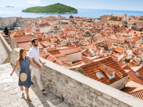 Couple walking along the wall of Dubrovnik