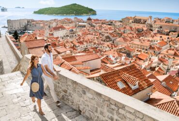 Couple walking along the wall of Dubrovnik