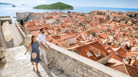 Couple walking along the wall of Dubrovnik