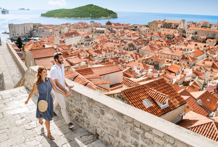 Couple walking along the wall of Dubrovnik
