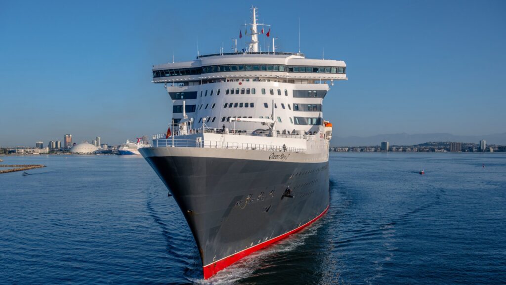 Kapal laut Queen Mary 2 sedang berlayar di California