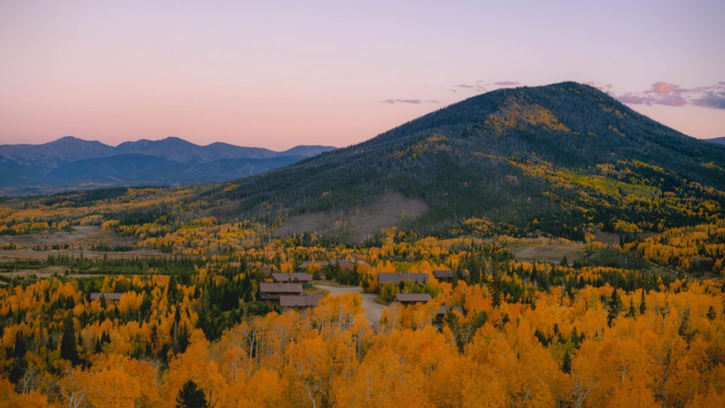 Pemandangan YMCA di Rockies-Estes Park Center selama bulan September dengan pohon aspen emas