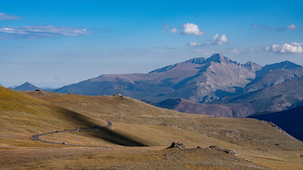 Pemandangan titik tinggi di sepanjang Trail Ridge Road di Taman Nasional Rocky Mountain