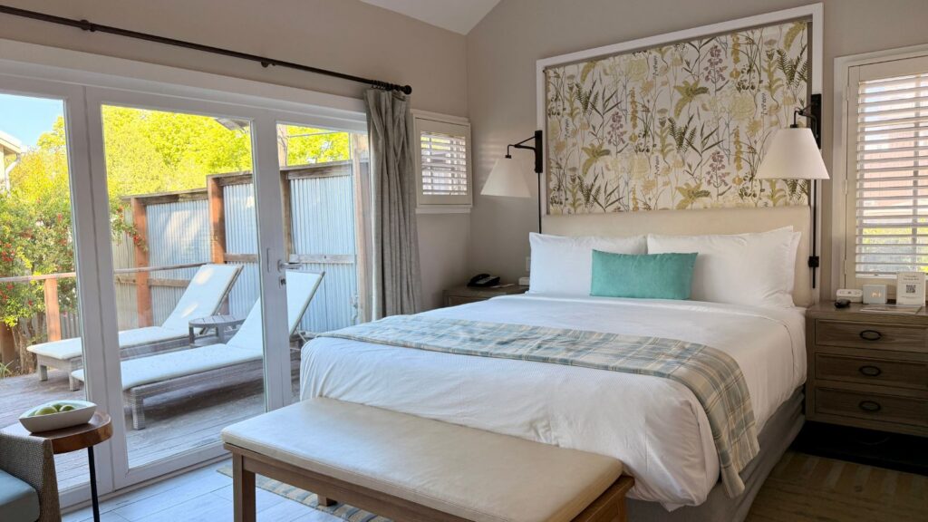 kamar pondok panen dengan tempat tidur dan pintu kaca besar di Carneros Resort & Spa