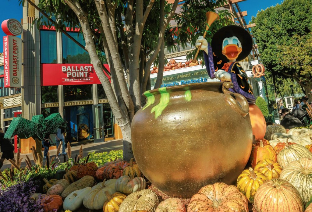 Pusat kota Disney selama Halloween di Disneyland