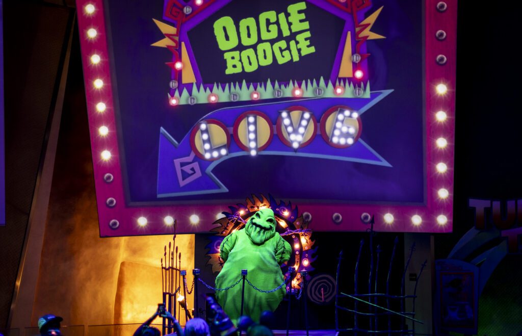 Oogie Boogie menyambut para tamu selama Oogie Boogie Bash di Disneyland Resort