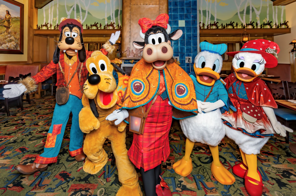 Makan Malam Halloween Terpesona Clarabelle di Disney's Grand Californian Hotel and Spa di Disneyland
