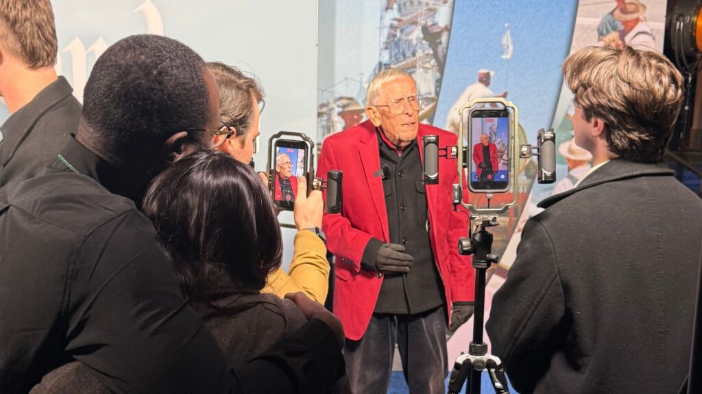 Bob Gurr pada pembukaan Disneyland Handcrafted
