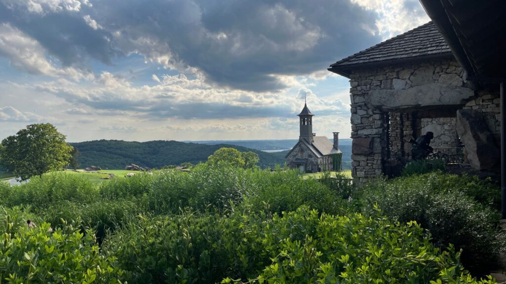 horizon with nature and buildings at Big Cedar Lodge