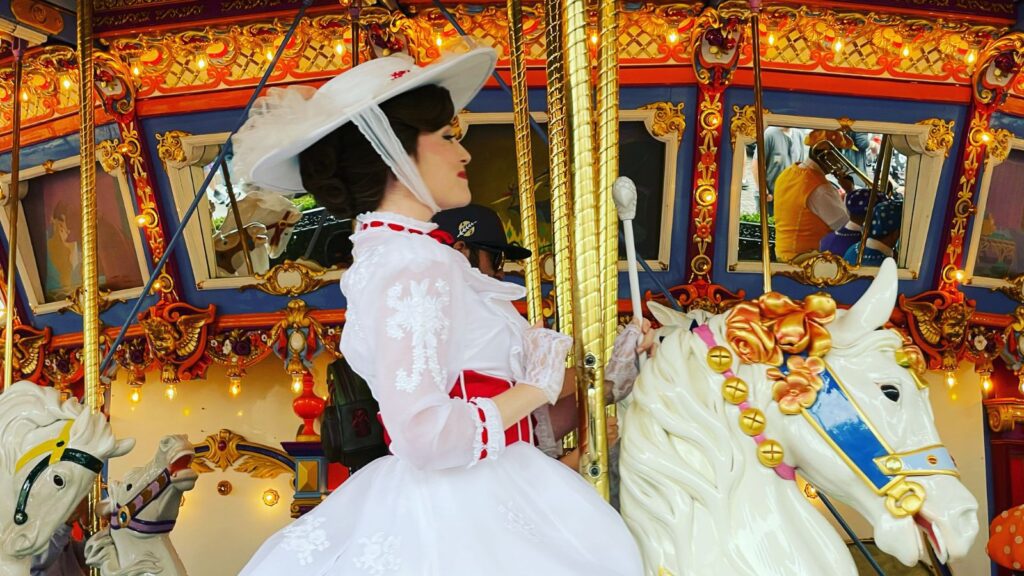 Mary Poppins dalam perjalanannya yang meriah di Disneyland