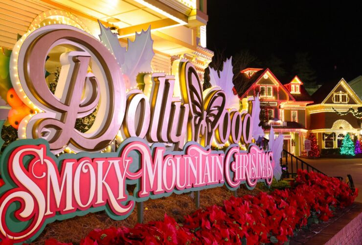 Dollywood entrance sign at the holidays.